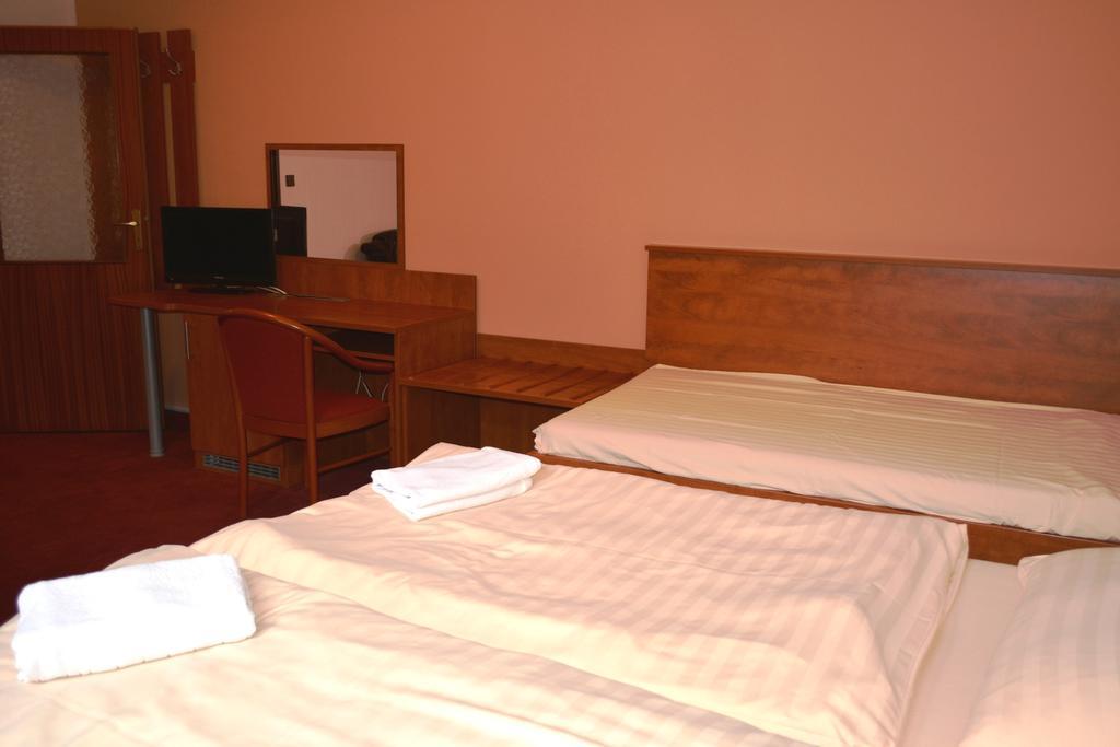 Hotel Koruna Karlštejn Extérieur photo