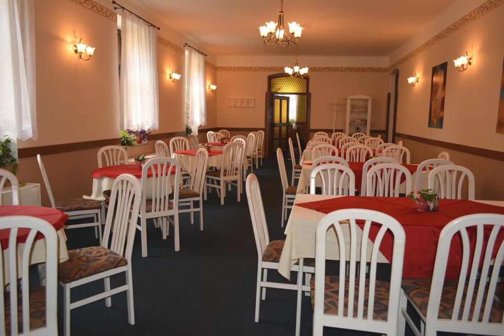 Hotel Koruna Karlštejn Extérieur photo