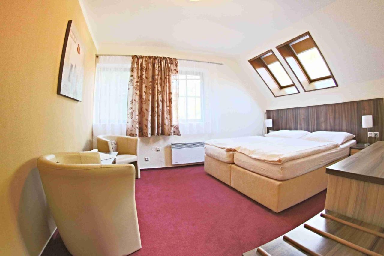 Hotel Koruna Karlštejn Extérieur photo