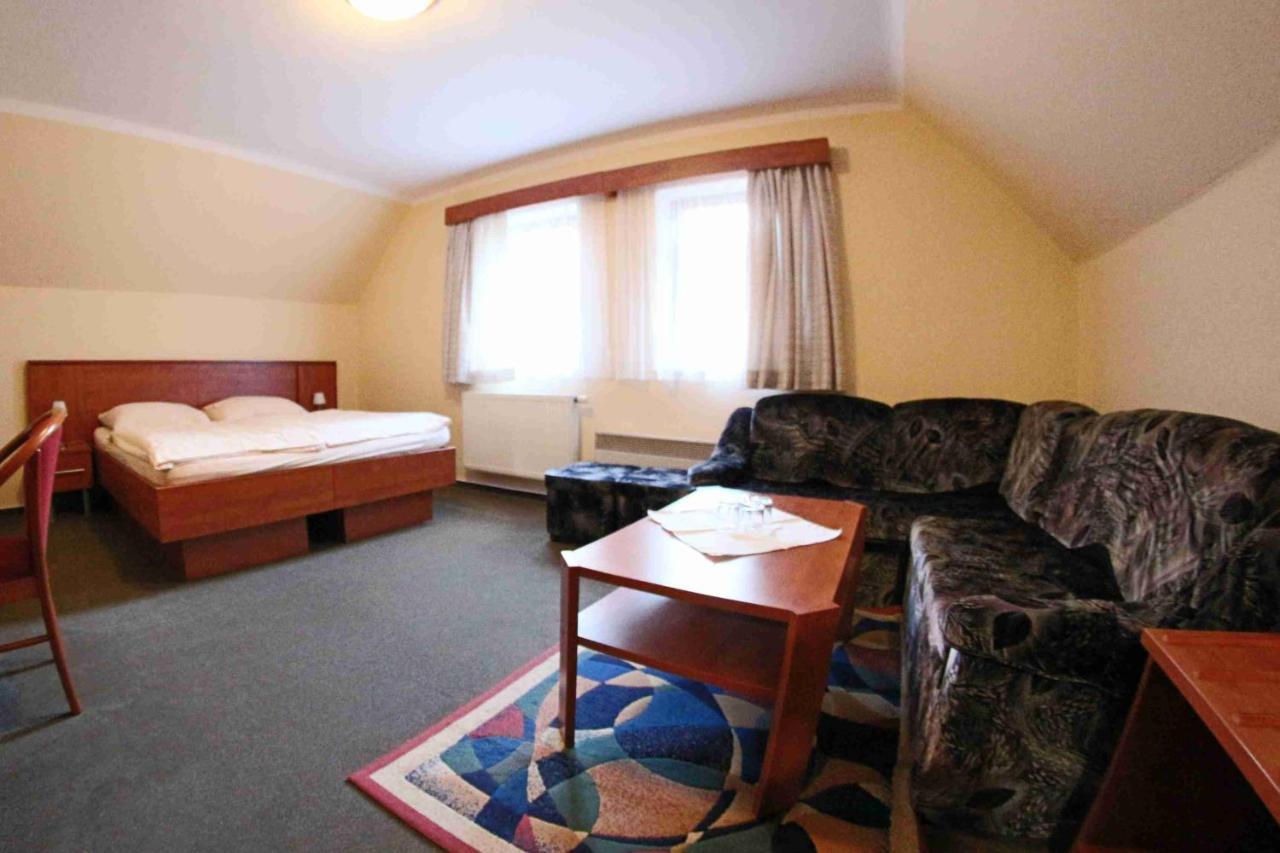 Hotel Koruna Karlštejn Extérieur photo
