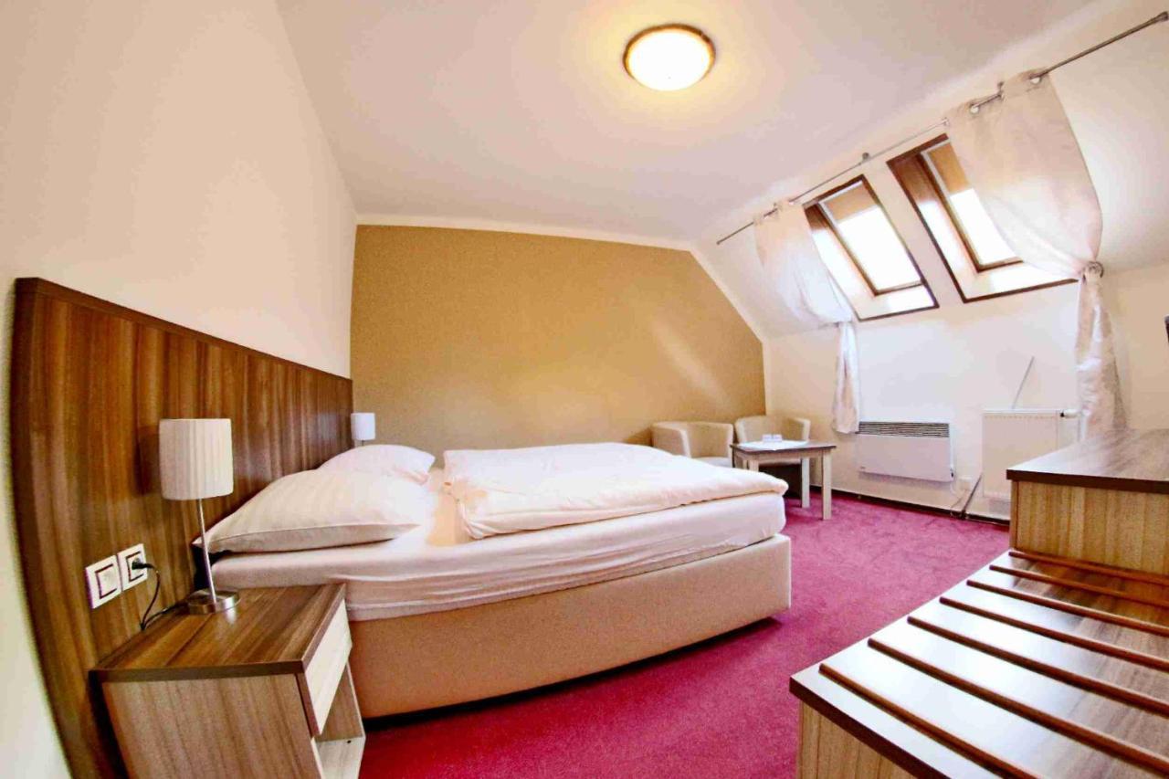 Hotel Koruna Karlštejn Extérieur photo