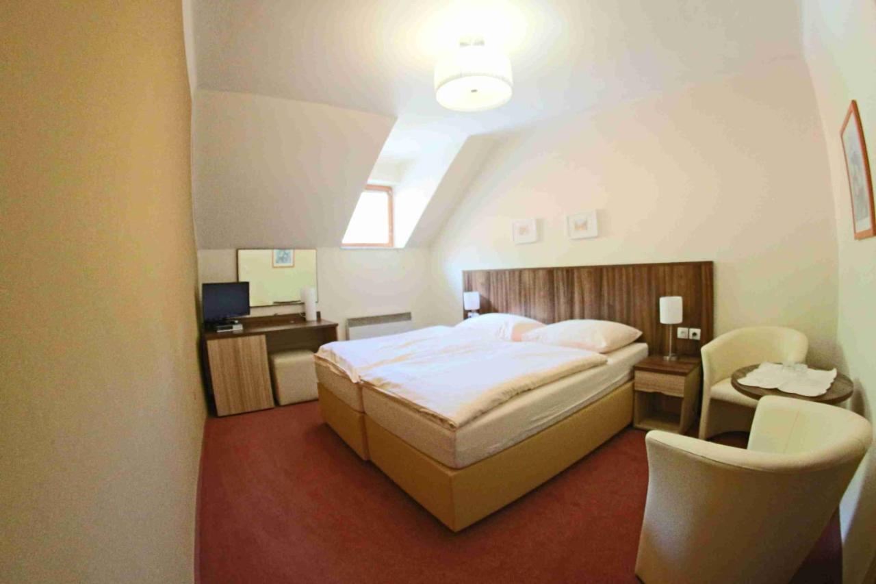 Hotel Koruna Karlštejn Extérieur photo