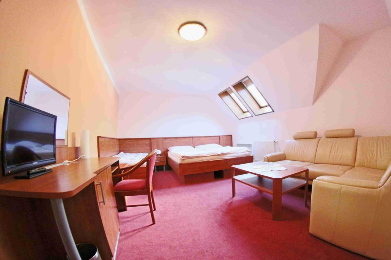 Hotel Koruna Karlštejn Extérieur photo