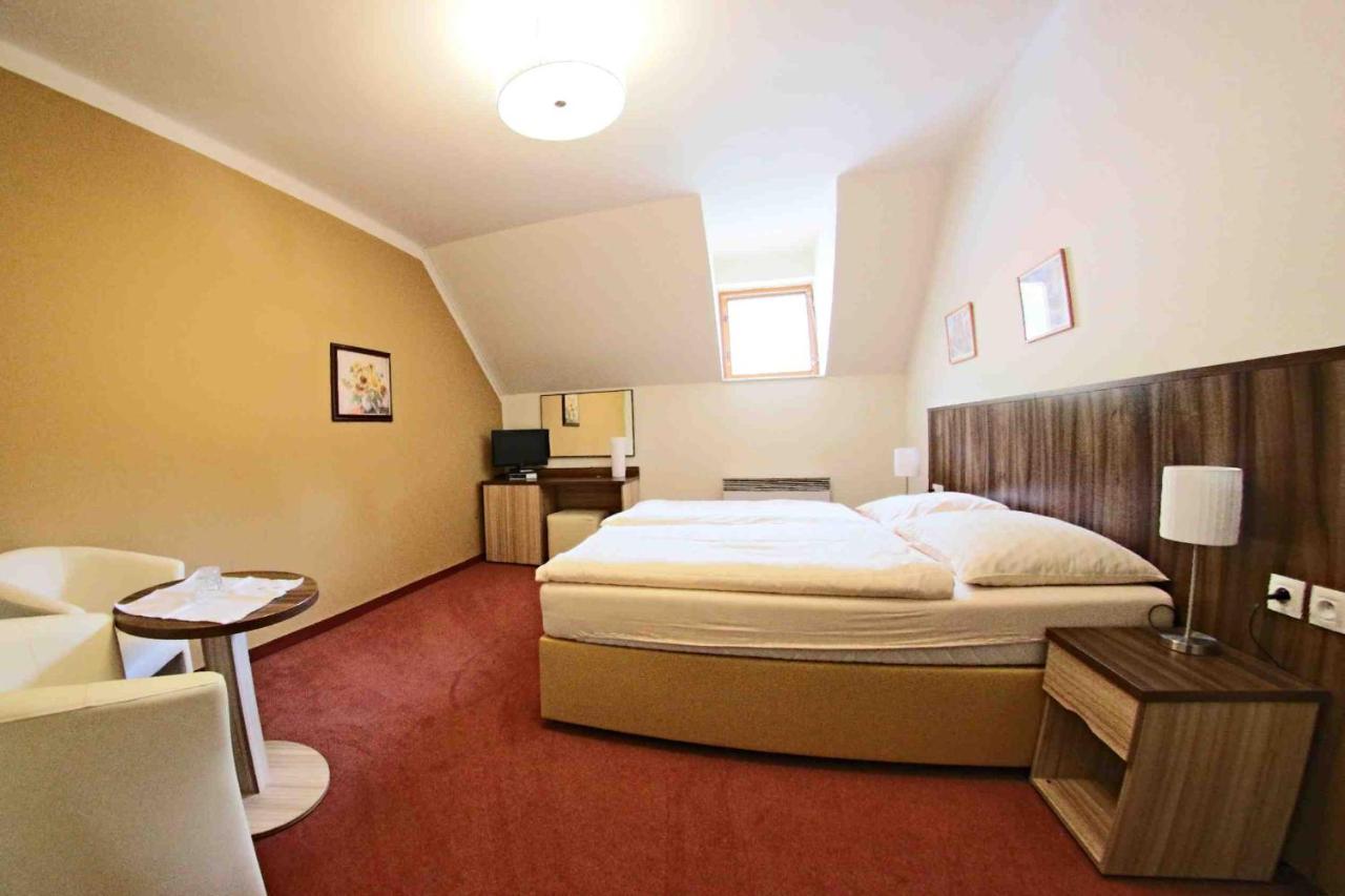 Hotel Koruna Karlštejn Extérieur photo