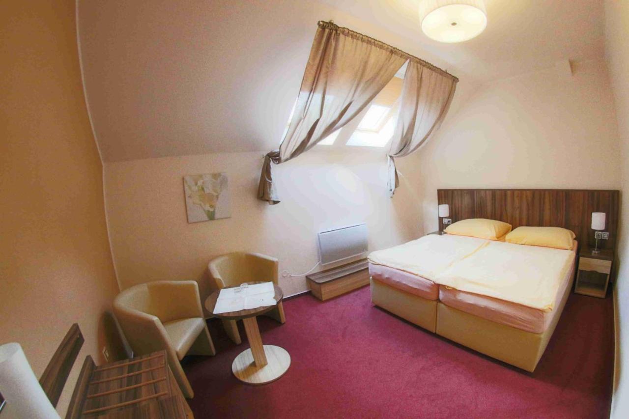 Hotel Koruna Karlštejn Extérieur photo