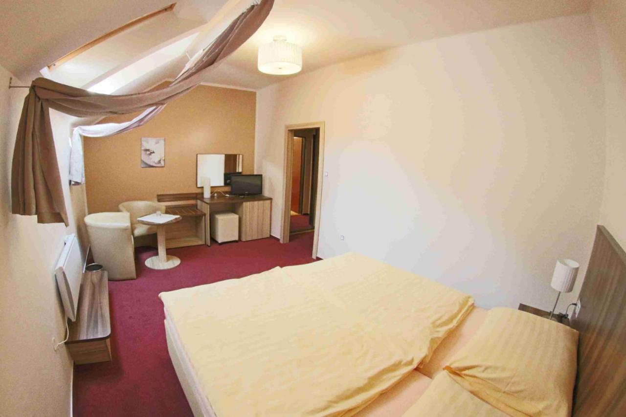 Hotel Koruna Karlštejn Extérieur photo